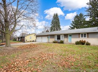 7700 Ridgewood Dr, Jenison, MI 49428