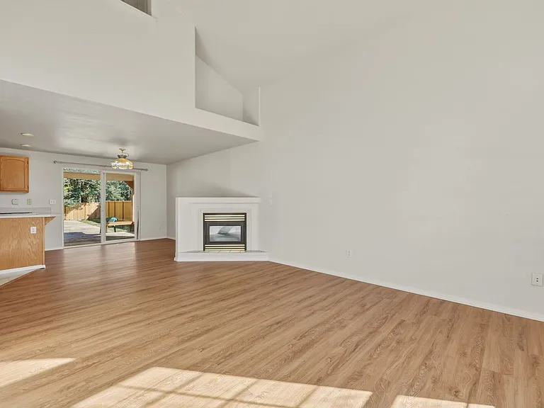 916 McCormick St NE — Photo 4