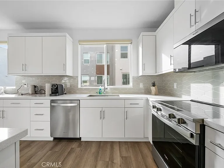 637 S Lyon St — Photo 11