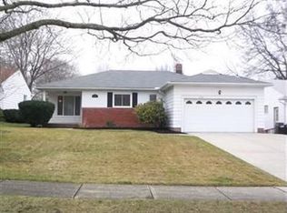 1096 Hansford Rd, Lyndhurst, OH 44124