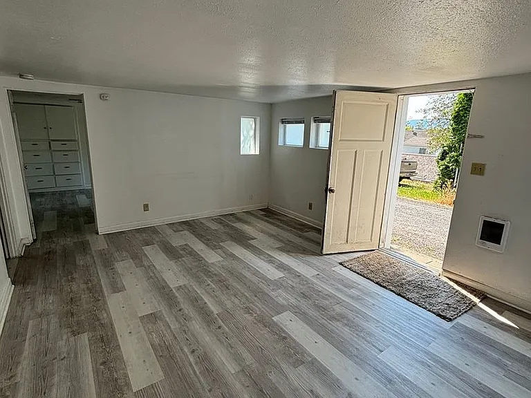 226 N Line St — Photo 13