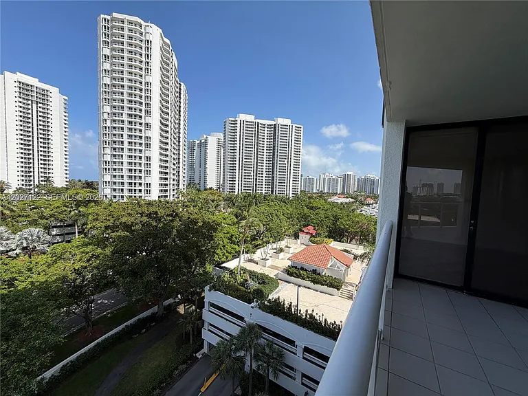 3640 Yacht Club Dr #805 — Photo 16