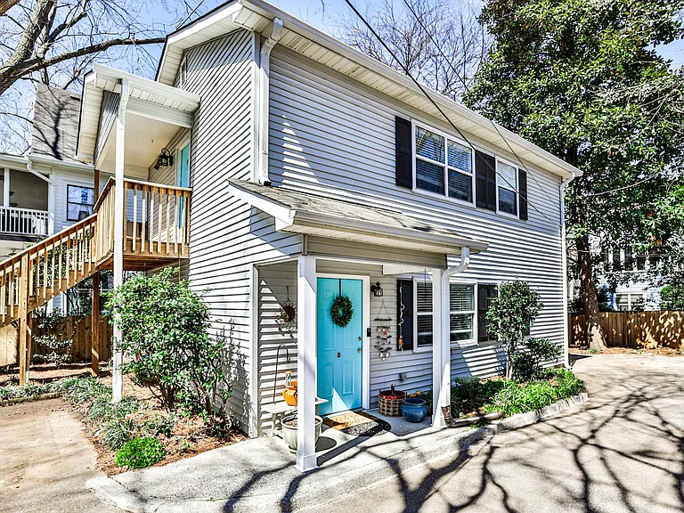858 Maiden Ln NE #B — Photo 2