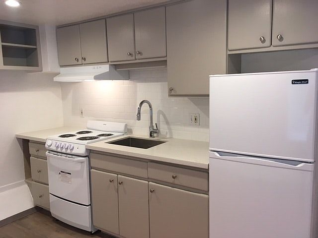 2nd image of 506 E 2nd Ave