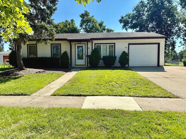 707 Sunset Cir, Streamwood, IL 60107