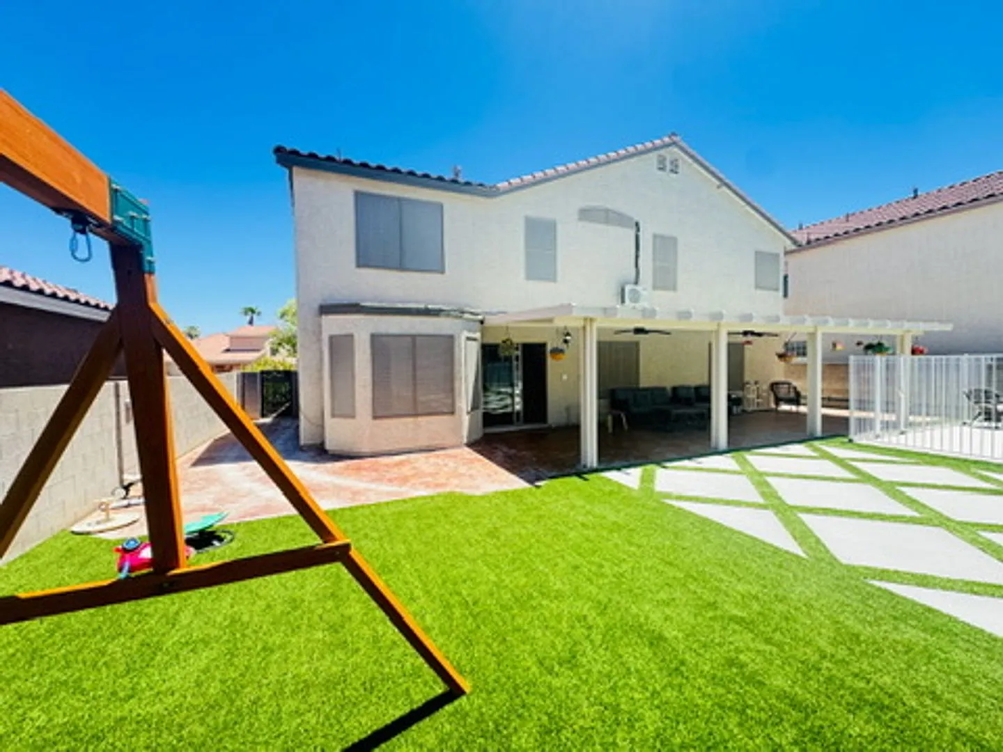 Americana Property Mgmt - Remodeled 2 Story - 5 Beds With Pool In The Northwest — Photo 2