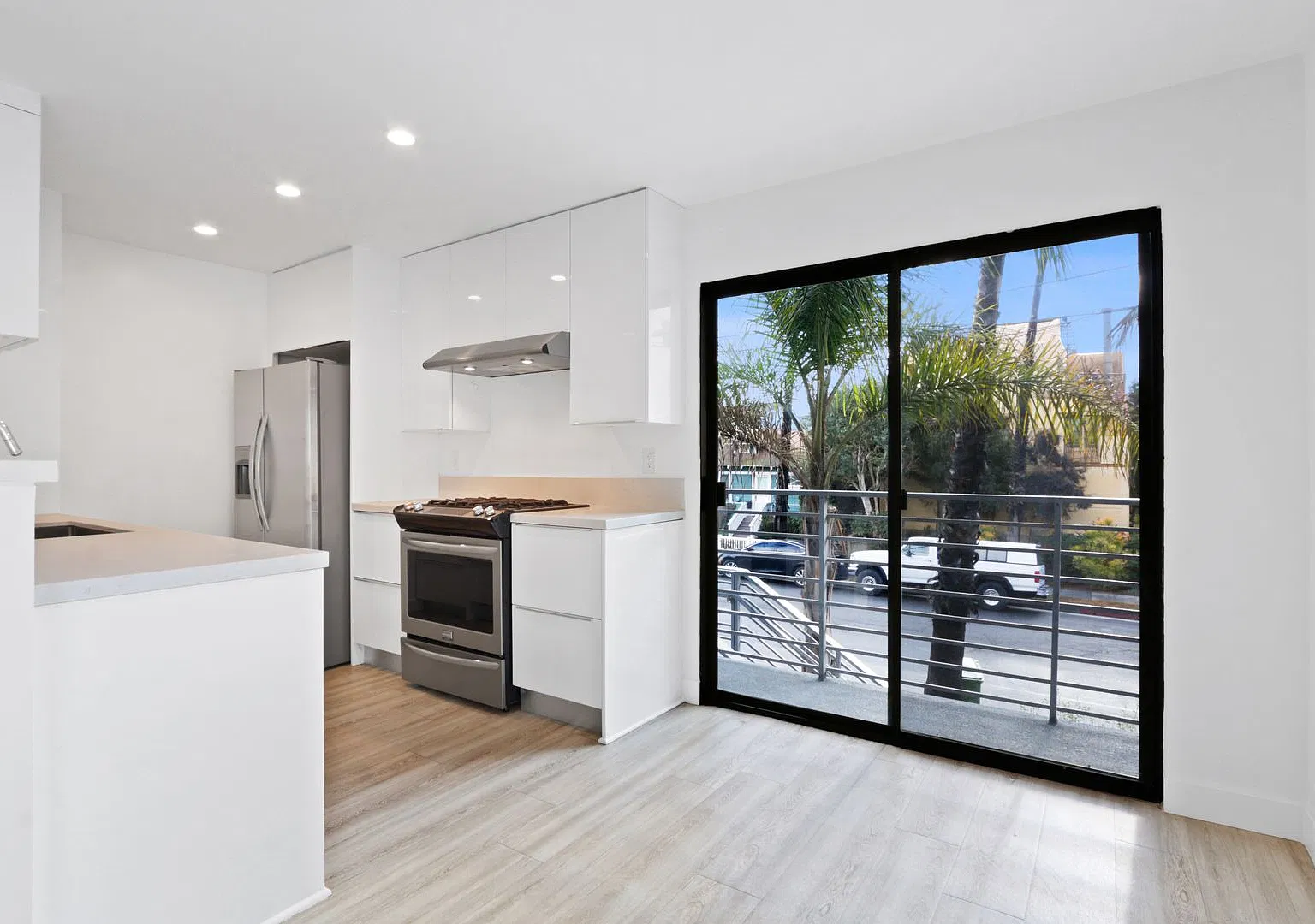 117 Pacific St. in Sant Monica - 1 block to the beach and Main St! — Photo 4