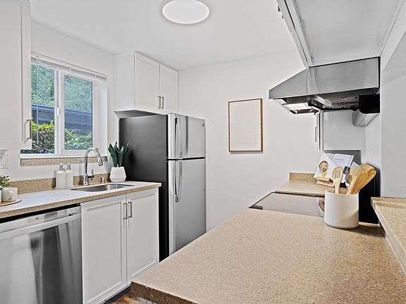 Modern Kitchen at 2000 Lake Washington Apartments in Renton, WA 98056