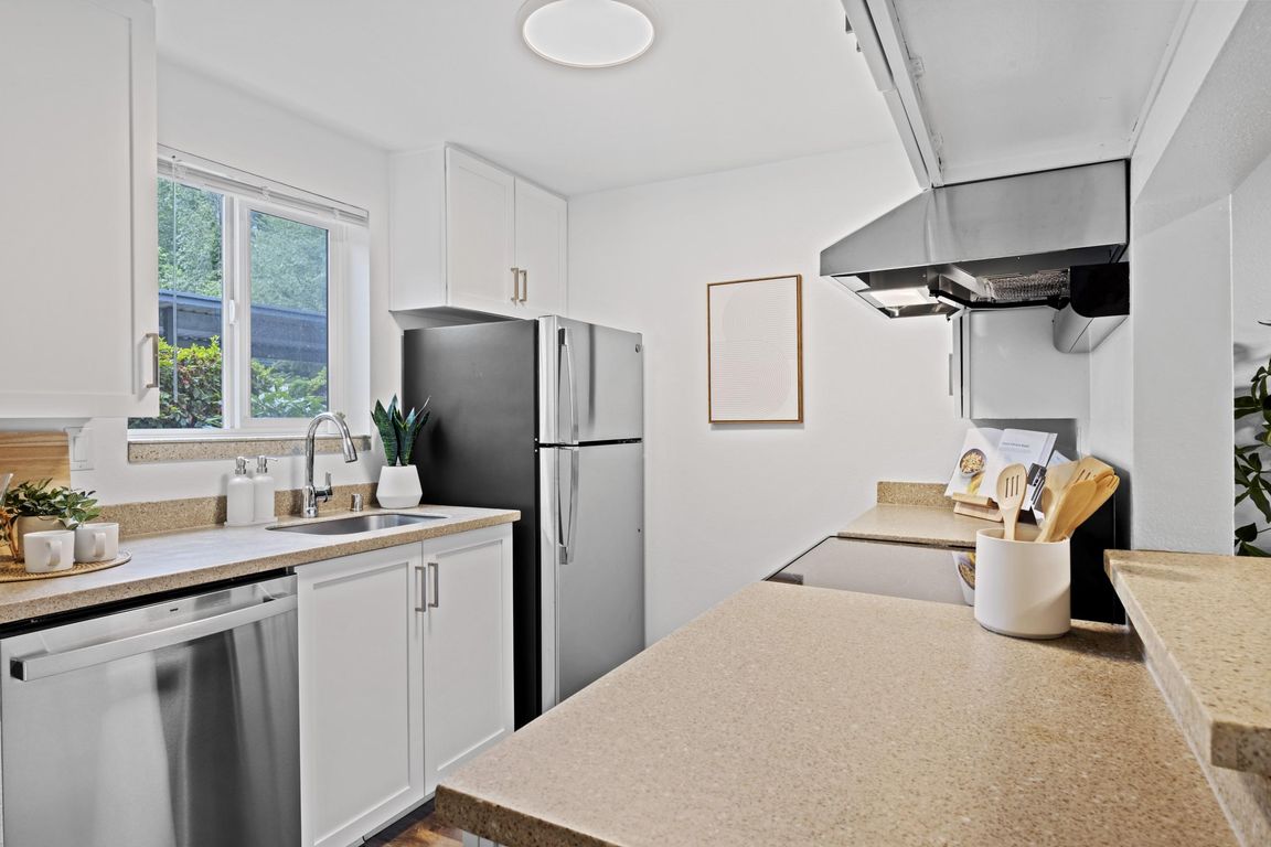Modern Kitchen at 2000 Lake Washington Apartments in Renton, WA 98056