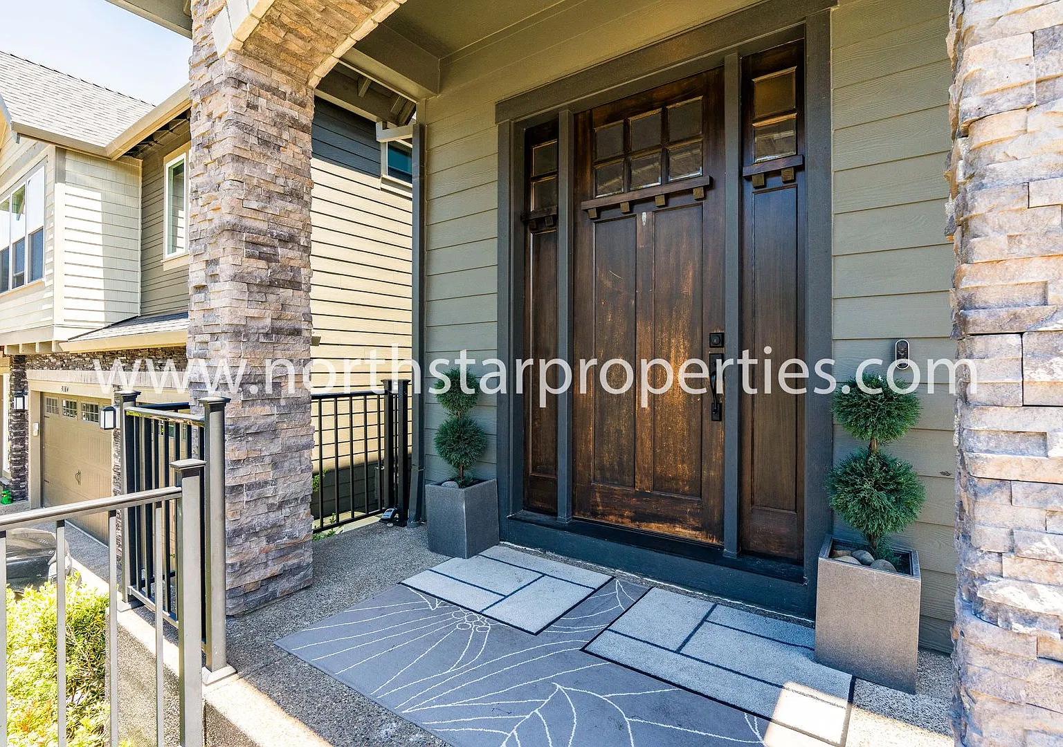 Stunning Like-New Bonny Slope Residence with Sweeping Views — Photo 3