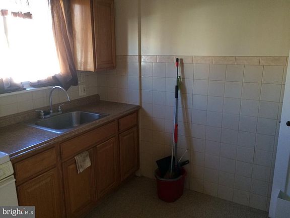 3rd image of 7238 Eastwood St