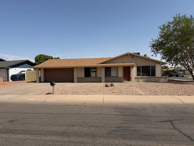 2301 E Butler St — Photo 1