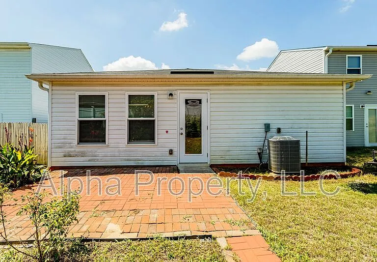 304 Long Grove Ln — Photo 18