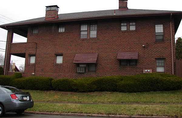 2nd image of 902 N Mercer St