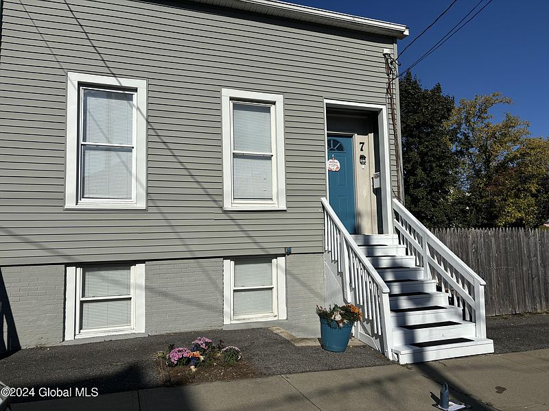 3rd image of 7 Albany Street