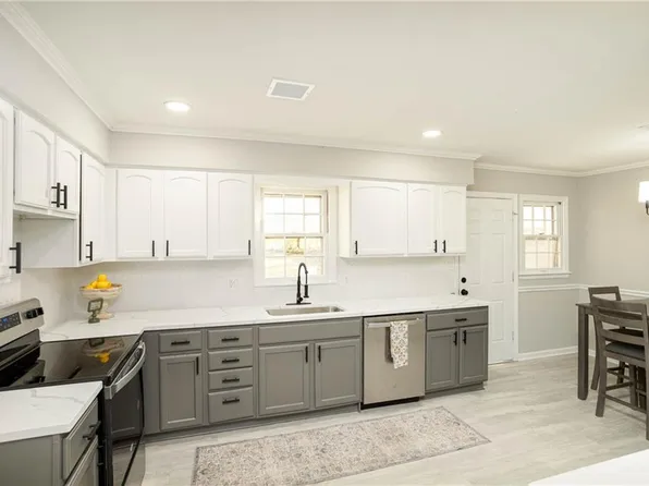 12809 E 41st St S, Independence, MO 64055