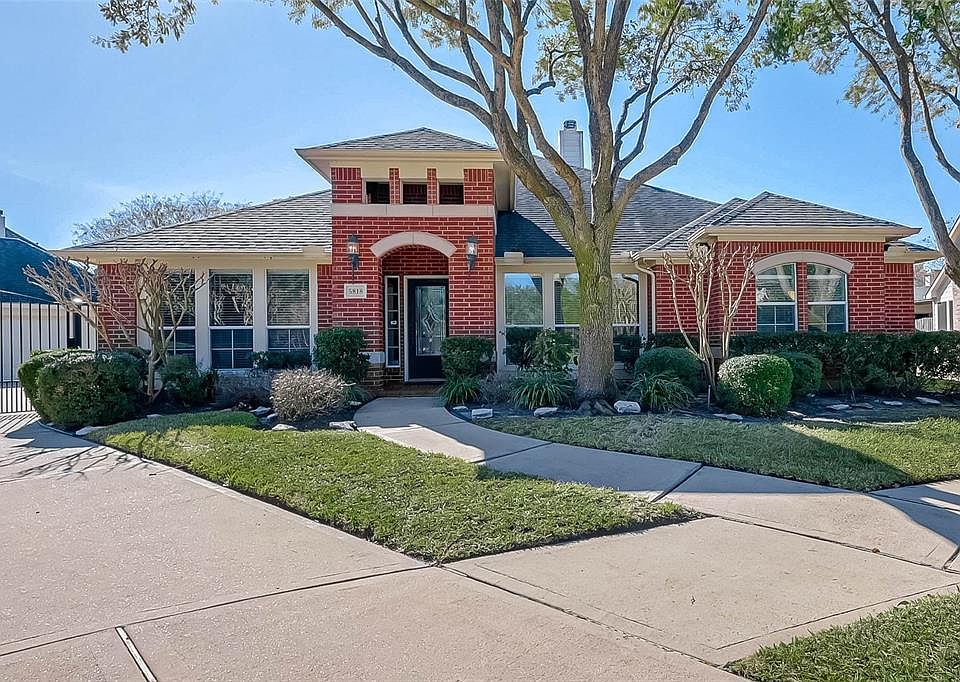Welcome to 5818 Bent Arbor Ln. in the master planned community of Grand Lakes.