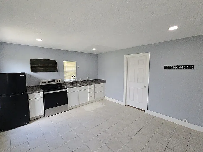 9010 Linda Vista Rd #D — Photo 5