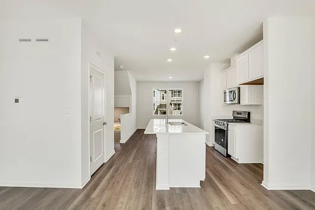 2 bed, 2.5 bath, 1577 sqft, $3,000 — Photo 3