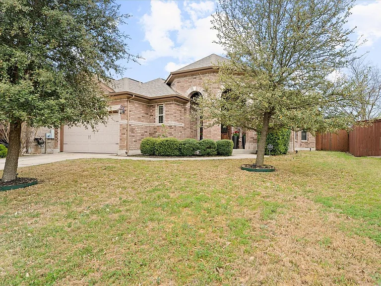 916 Easton Dr — Photo 2