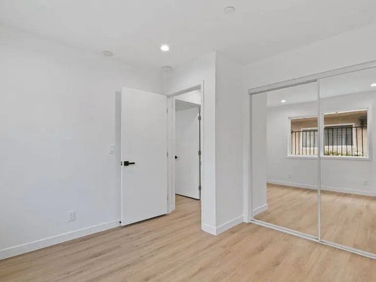 10914 Columbus Ave — Photo 3