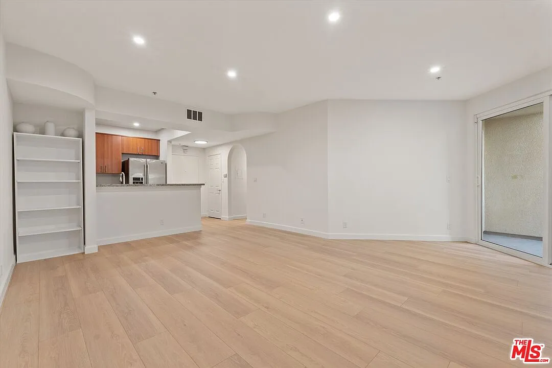 2 bed, 1.0 bath, 979 sqft, $2,950 — Photo 2
