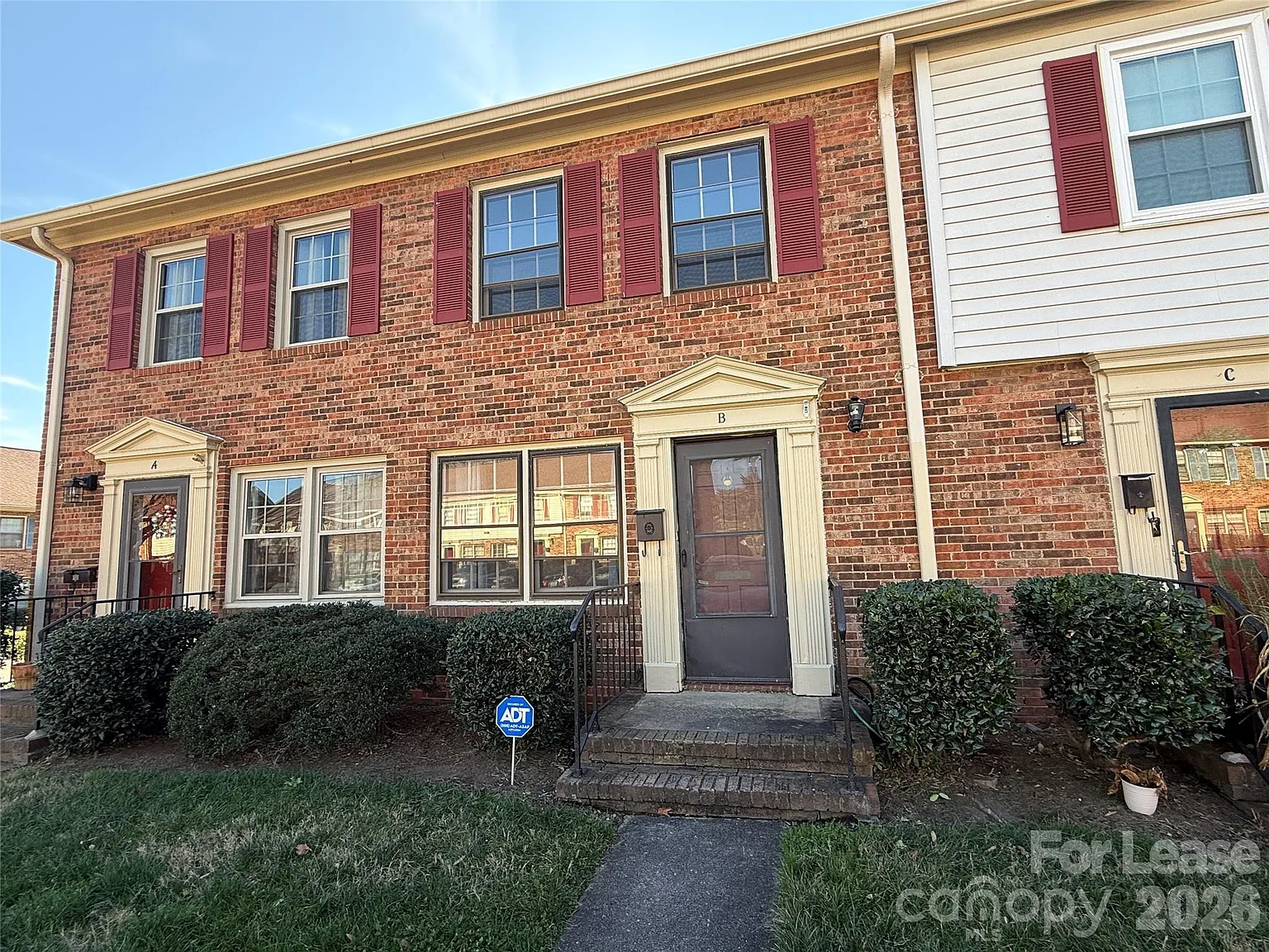 2 bed, 1.5 bath, 924 sqft, $1,400 — Photo 2
