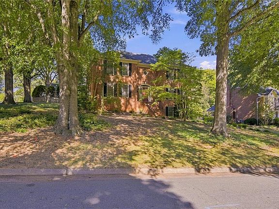 3rd image of 1014 Greenhurst Rd