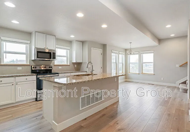 1303 S Oak Ct — Photo 6
