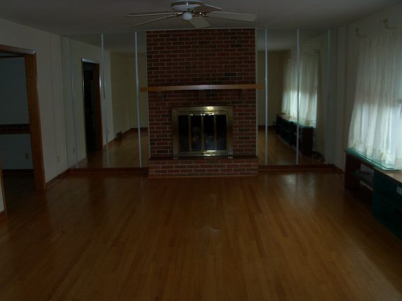 Livingroom to fire place