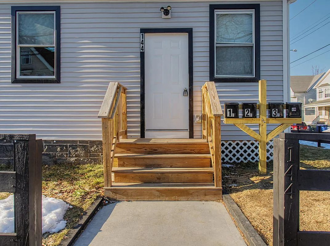3 bed, 1.0 bath, 1000 sqft, $2,000 — Photo 3