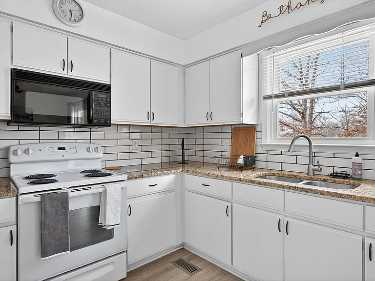 136 Stevens Dr — Photo 23