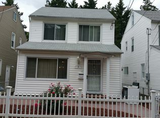 9 Walnut Pl, Great Neck, NY 11021