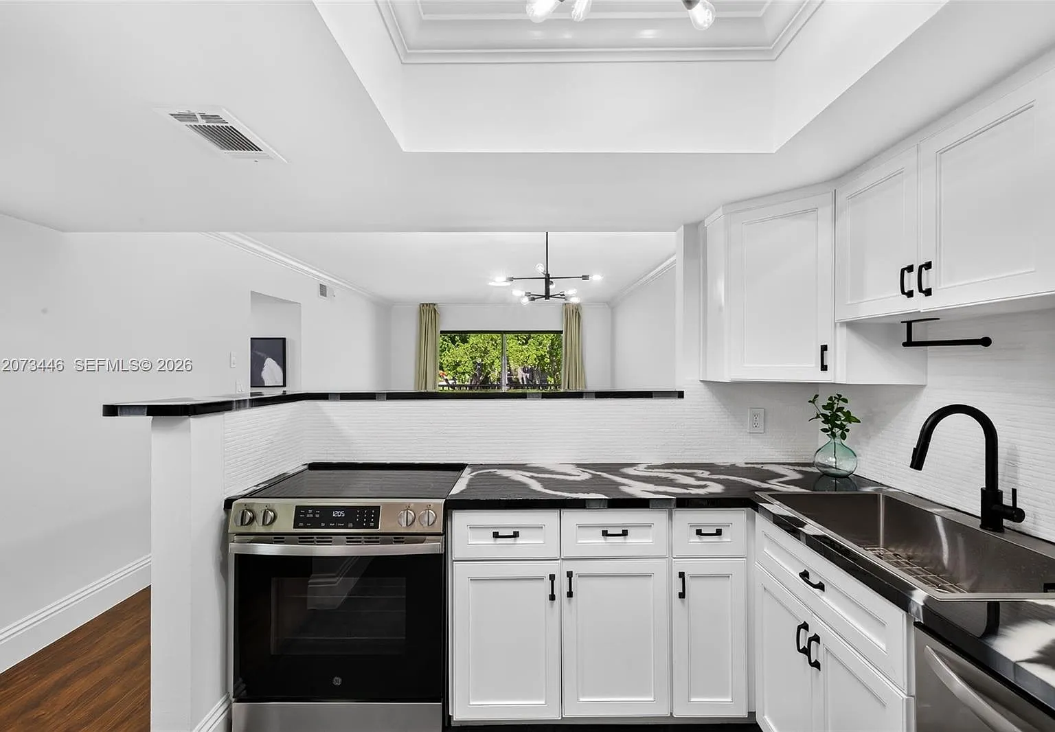 Regis House Condo — Photo 3
