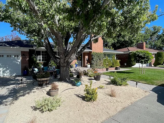 4 bed, 2120 sqft, $3,975 — Photo 2