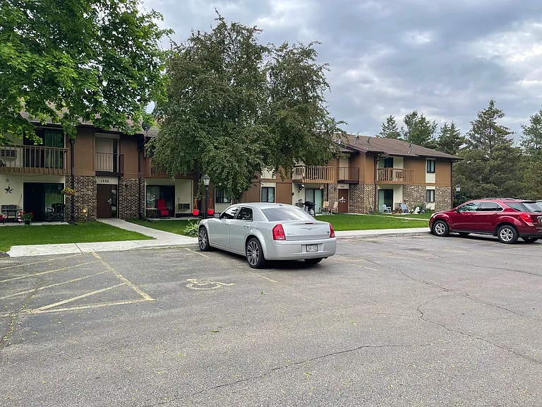 1320-1322 W Meadows Dr — Photo 13