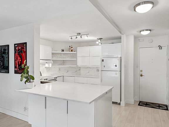2nd image of 2024 Fullerton Ave #905