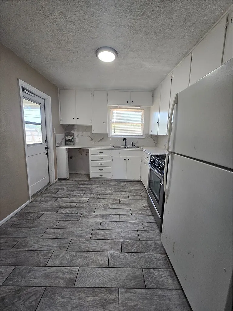 3 bed, 908 sqft, $1,550 — Photo 3