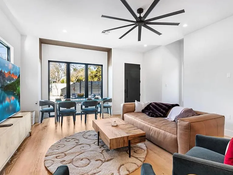 707 E Live Oak St #1 — Photo 2