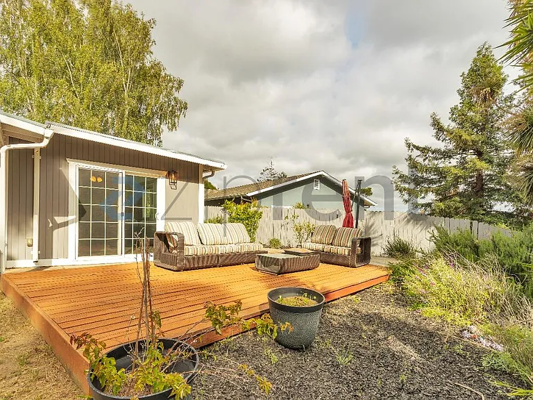 717 Pebble Dr — Photo 27