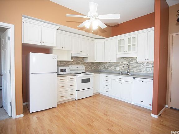 4th image of UNIT 411-215 Lowe ROAD