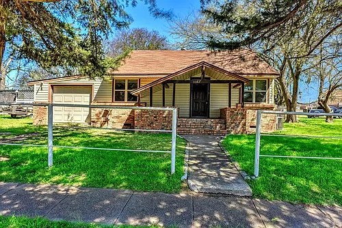 309 E King St Photo 1