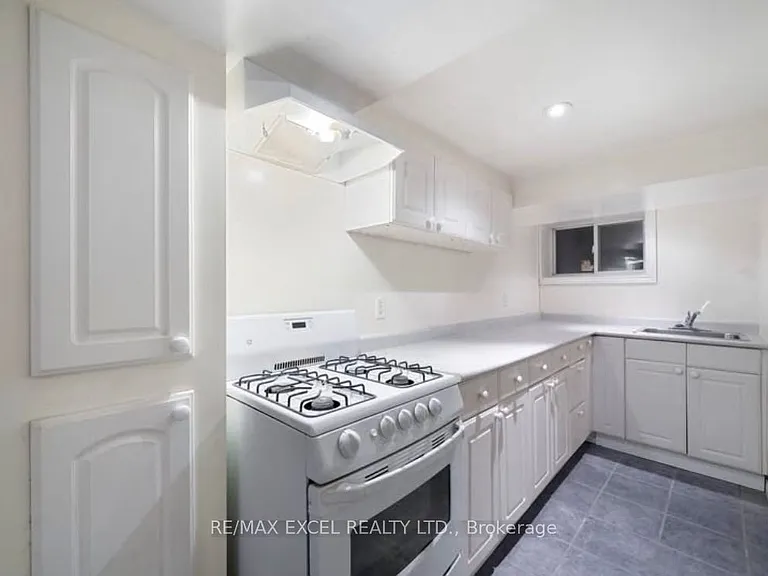 33 Edgemont St N #BASEMENT — Photo 2