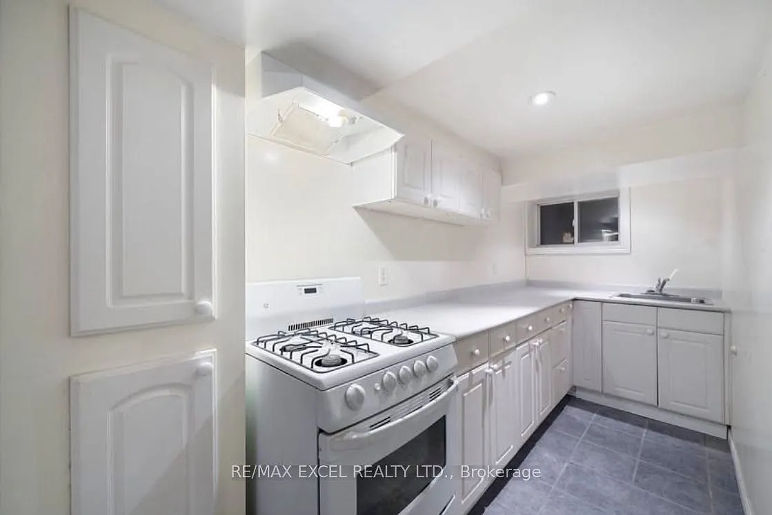 Building Photo - 33 Edgemont St N #BASEMENT