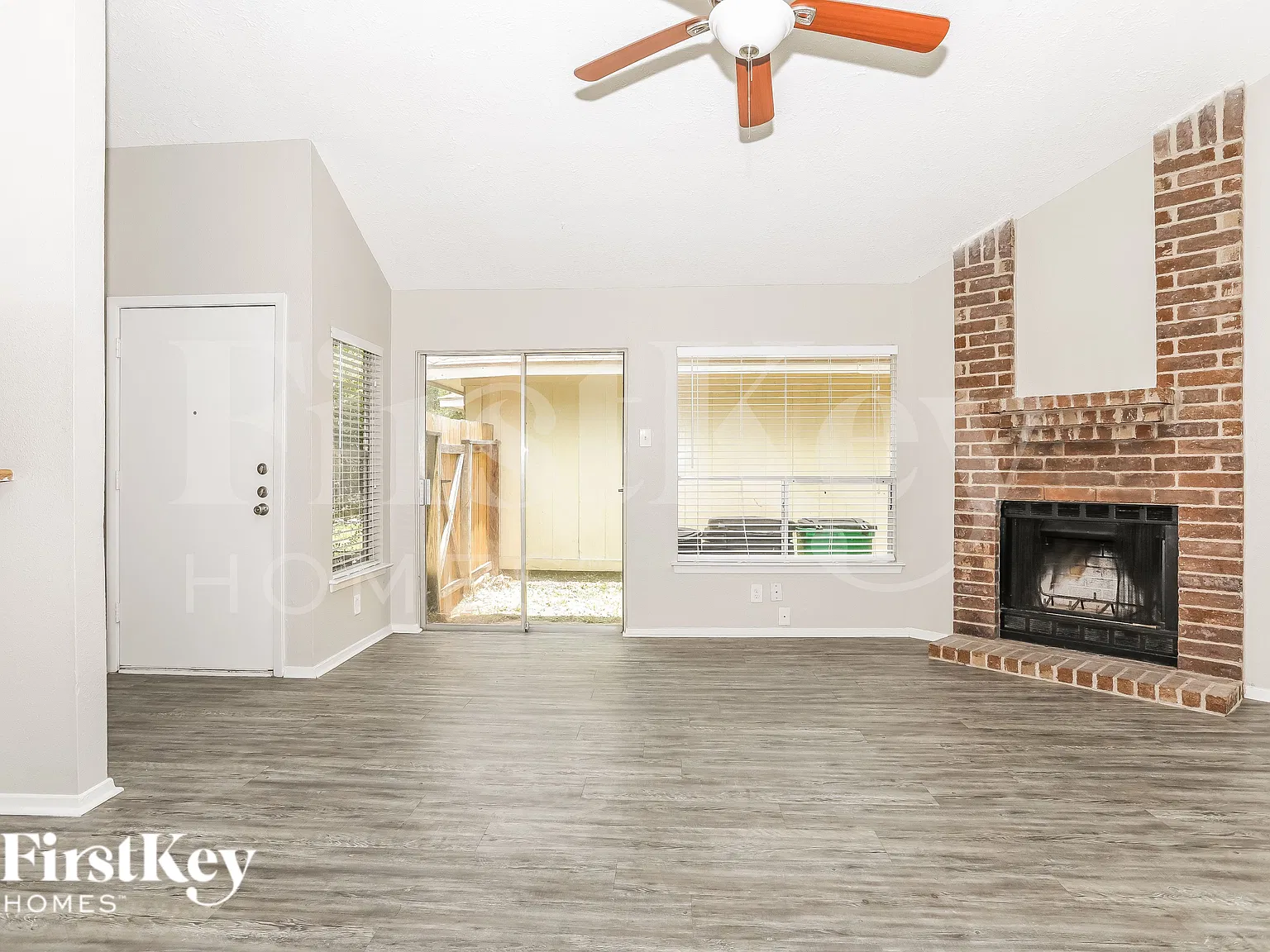 3 bed, 2.0 bath, 1184 sqft, $2,035 — Photo 3
