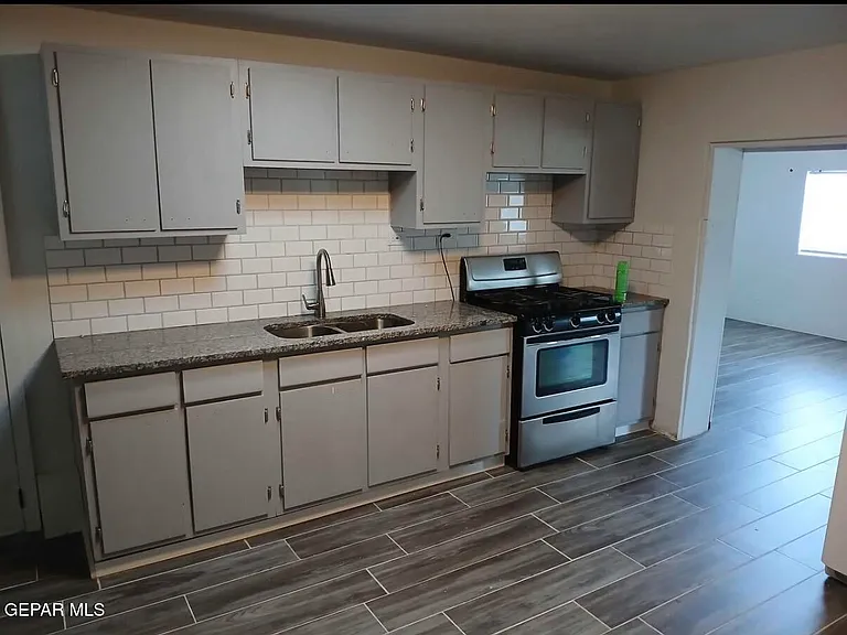 602 Raymundo St — Photo 10