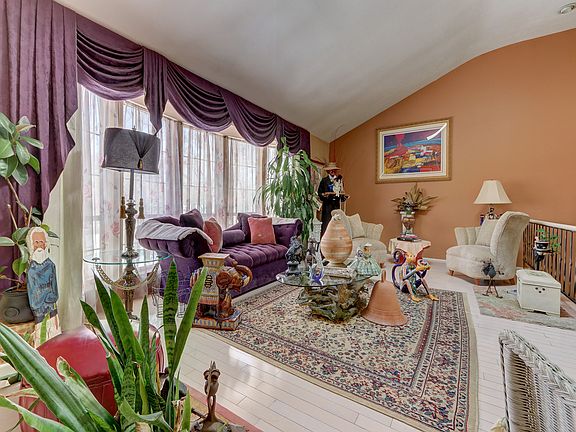 5th image of 41 Aspen Dr W