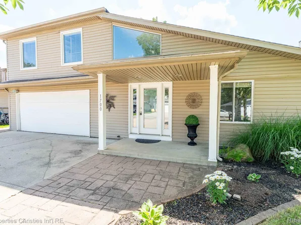 1700 Maddy Ln, Keego Harbor, MI 48320