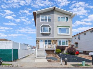 39 Strawberry Ln, Staten Island, NY