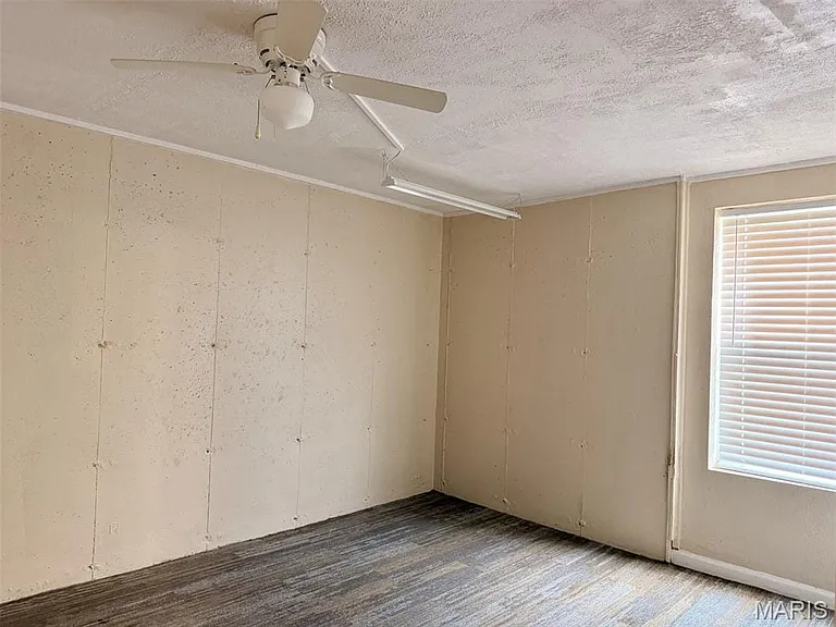 Wood-finish flooring, window with blinds, ceiling fan with light fixture, and recessed lighting